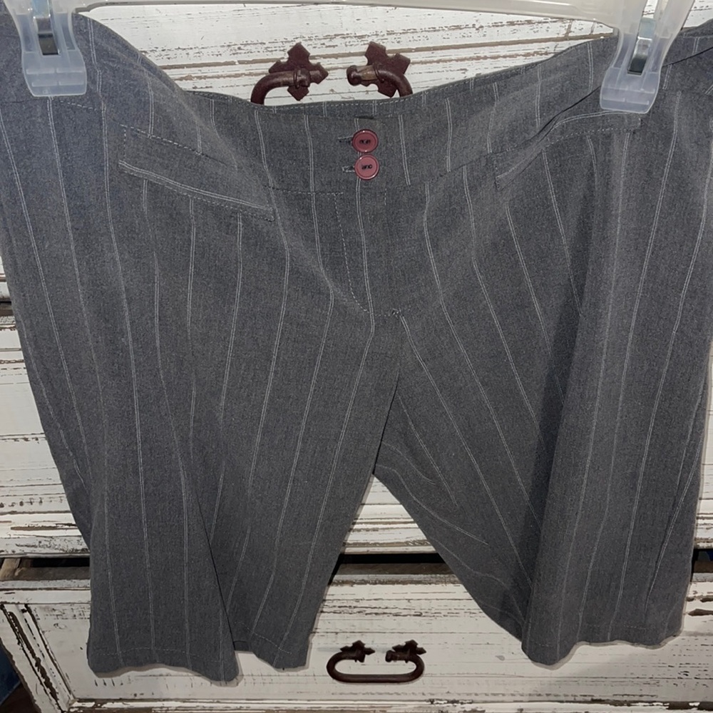 Valia like new grey dressy knee shorts grey with white pinstripes size 15 nice